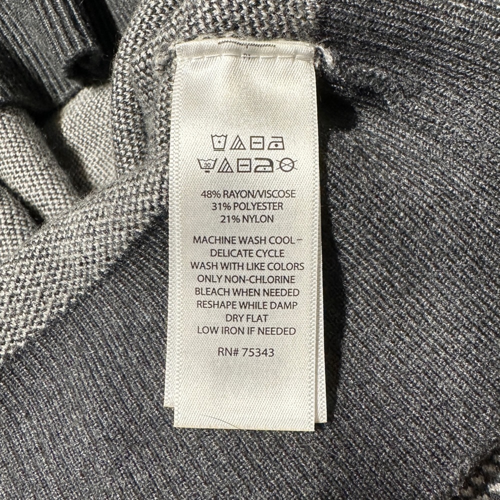 Tahari Soft Wide Check Plaid Knit Sweater Gray White Cottage Ranch Holiday Sz L - Picture 9 of 9